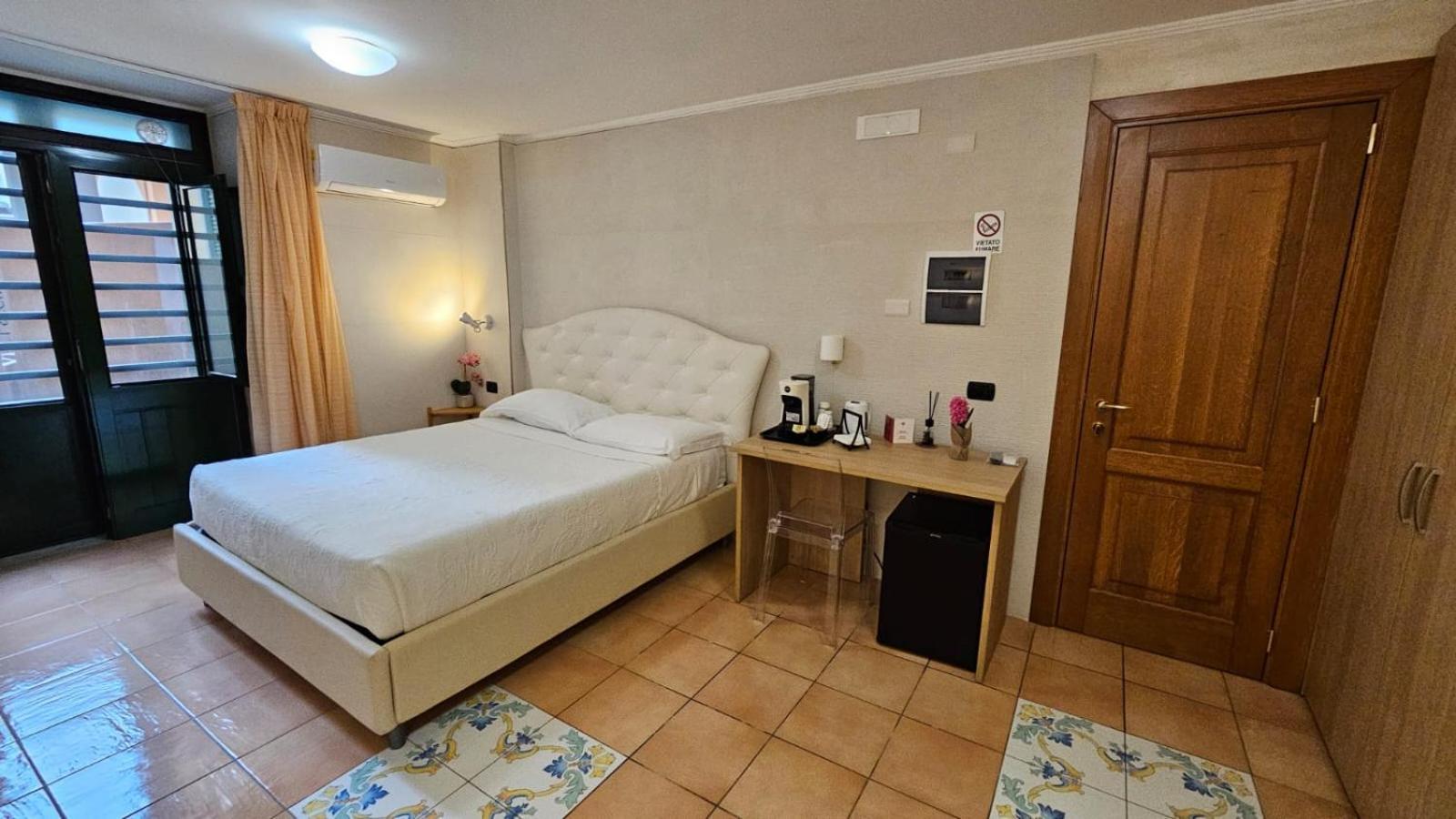 Vittoria Guest House Salerno Exterior foto